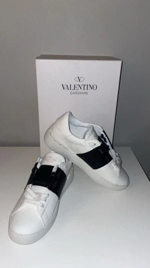Valentino opens - Hej! Säljer nu mina Valentino open, de är svarta. Säljer de på grund av att de inte passar, det är storlek 40 skulle säga att de även passar 41. De är inprecip helt nya endas andvända fåtal gånger. Vid frågor är det bara höra av sig:)