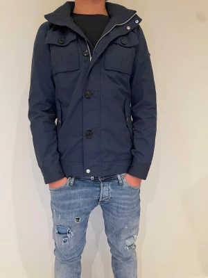 J-Lindeberg jacka  - Säljer en schysst j-Lindeberg jacka i storlek S den passar dom säger mellan 170-180. Sick 10/10 riktigt snygg! Hör av er vid intresse 