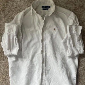 Ralph lauren skjorta  - Hej säljer en ralph lauren linne skjorta riktigt fint skick i storlek m 