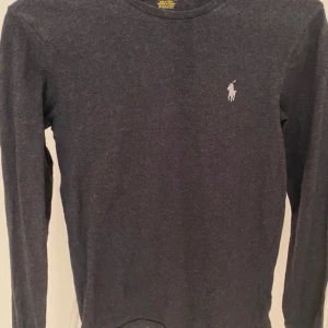 Ralph Lauren tröja - Säljer nu min Ralph lauren tröja som är i ett bomullsmaterial. Nypris: ca 1000 kr. Mitt pris: 399 kr. Tröjan är en svart grå färg och skicket är ca 7,5-10 på grund av att den är använd men har inga större defekter. Strl: xs. Hör av dig vid minsta fundering!