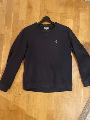 Mörkblå Morris Tröja - Snygg Morris tröja: Stolek L, passar M. Skick 9/10      Pris 599. Kan diskuteras och tveka inte på att höra av sig. 