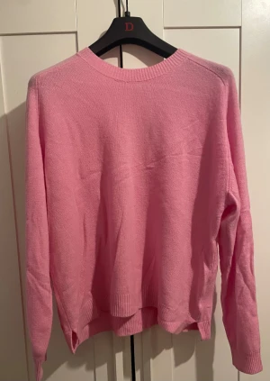 Rosa stickad tröja Carin Wester L - Säljer en rosa stickad tröja från Carin Wester i storlek L. Tröjan har rund halsringning, ribbade muddar och lång ärm. Perfekt för dig som gillar färg och vill ha en enkel men snygg look.