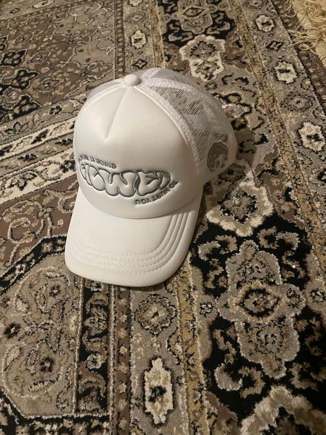 Vit meshkeps med broderad text - 1