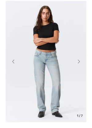 Ljusa fina jeans från weekday - Ljusblå klassiska jeans med rak passform och låg midja. Storlek: w27, L30