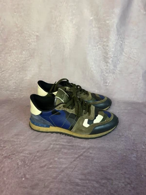 Valentino rockrunners - Mycket fint skick | Size 39,5 sitter som 40 | fraktar inom 24 timmar | för att köpa klicka ”köp nu” | vid frågor eller funderingar skriv en meddelande | följare får bättre rabatter🙌