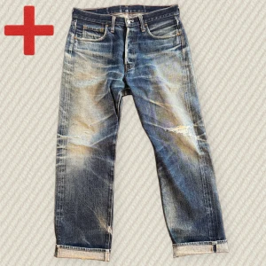 Japanska Selvedge Jeans (Denime) - Ett par riktigt snygga Denime Selvedge jeans från Japan med helt otrolig patina från år av användning. Ungefär storlek 32/32 (se mått nedan). Alla stora skador har blivit lagade men har heelbite kvar. Skriv om du har frågor!  Mått: Midja – 42,5 cm, Lår – 31 cm, Innersöm – 77 cm, Yttersöm – 102 cm, Benöppning – 21 cm
