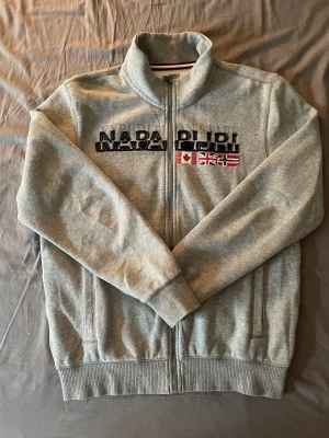 Napapijri tröja - Grå napapijri tröja i fint skick. Storlekekn är XL men den passar mig perfekt som är 185. Priset kan diskuteras.