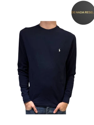 Marinblå långärmad tröja Polo Ralph Lauren - Snygg marinblå långärmad tröja från Polo Ralph Lauren i mycket fint skick! Jag på bilden är 184cm lång och väger 70kg. Hör av er vid frågor eller funderingar!