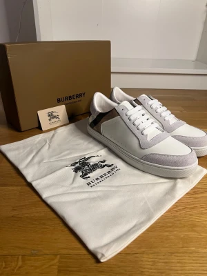 Burberry skor - Säljer ett par helt nya och fräscha burberry skor i storlek 45 PRIS GÅR ATT DISKUTERA!