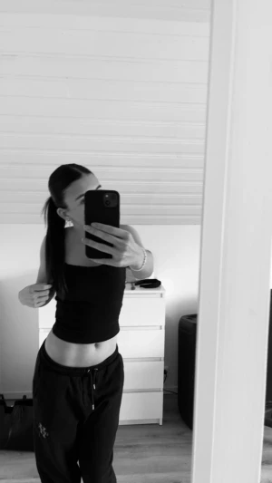 Mörkblå mjukisbyxor från Les Deux  - Mörkblå mjukisbyxor från Les Deux med broderad logga på benet. Byxorna har snörning i midjan samt muddar vid bensluten. Perfekta för chill eller streetwear. Tillverkade i mjukt bomullsmaterial för maximal komfort.Väldigt stiliga och passar allt och passar är i storlek M men passar väldigt utmärkt som S.Vanliga priset är 821kr men säljer för 200kr kan tänka mig att sänka till 150kr. Skriv vid fler frunderingar eller bilder 💗