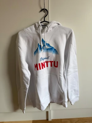 Vit Minttu hoodie  - Säljer en vit hoodie från märket Minttu, som aldrig är använd! I storlek 36. Perfekt klädesplagg till afterski i skidbacken eller en rolig julklapp 