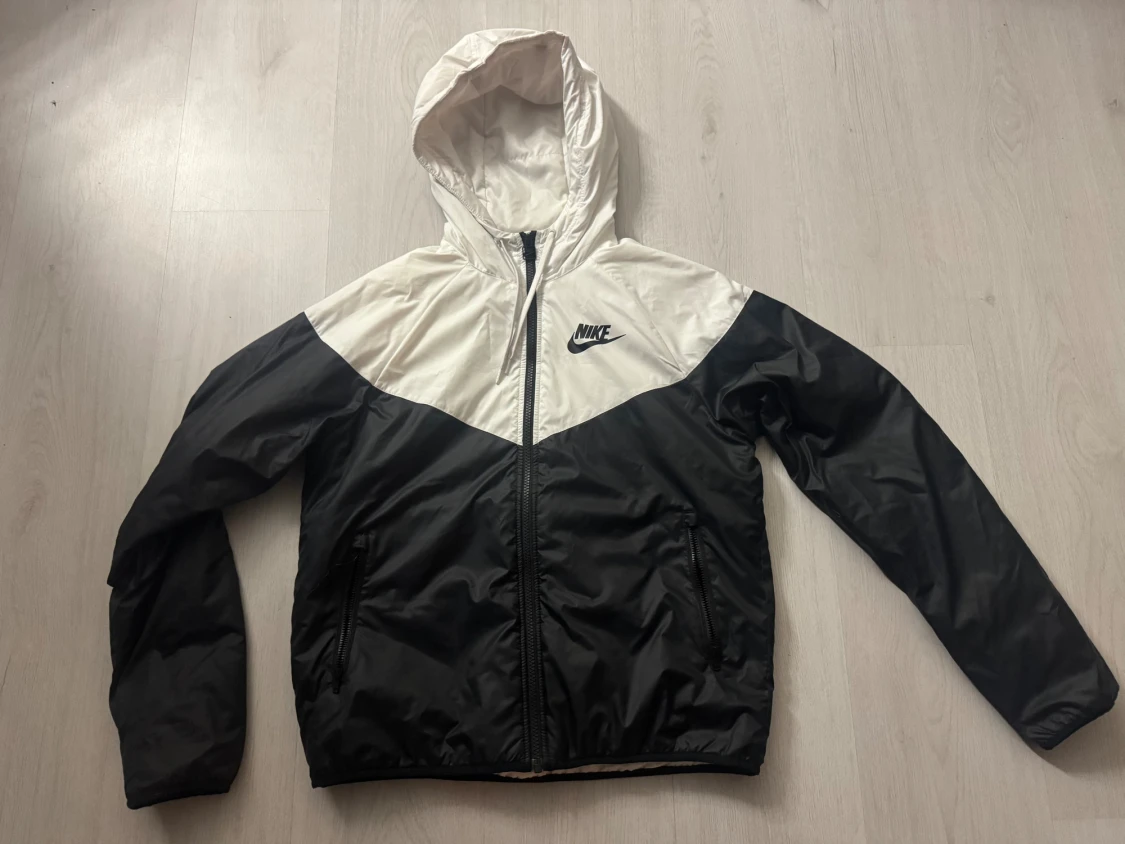 Svart och vit vindjacka från Nike