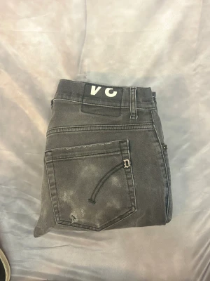 Dondup George Jeans | W34, fits 33,32 - Säljer ett par riktigt snygga jeans från Dondup i den eftertraktade modellen ”George” | W34, fits 33,32 | Riktigt bra skick | Bara att höra av sig vid intresse!⭐️