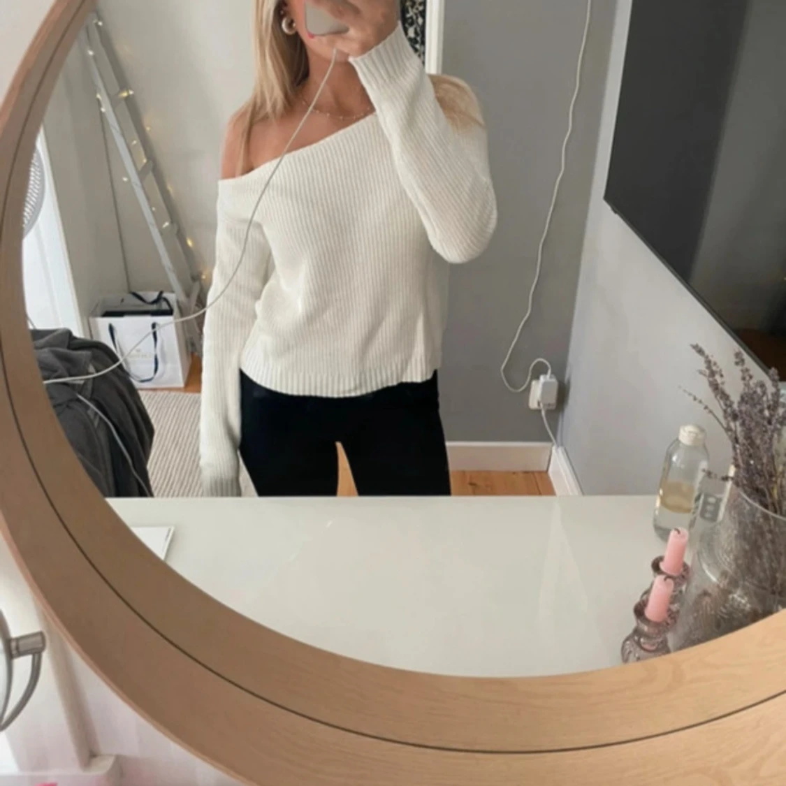 Vit ribbad offshoulder stickad tröja