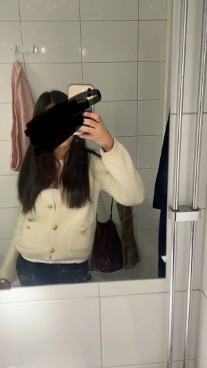 Beige stickad kofta  - Beige stickad kofta med guldfärgade knappar framtill från Zara . 