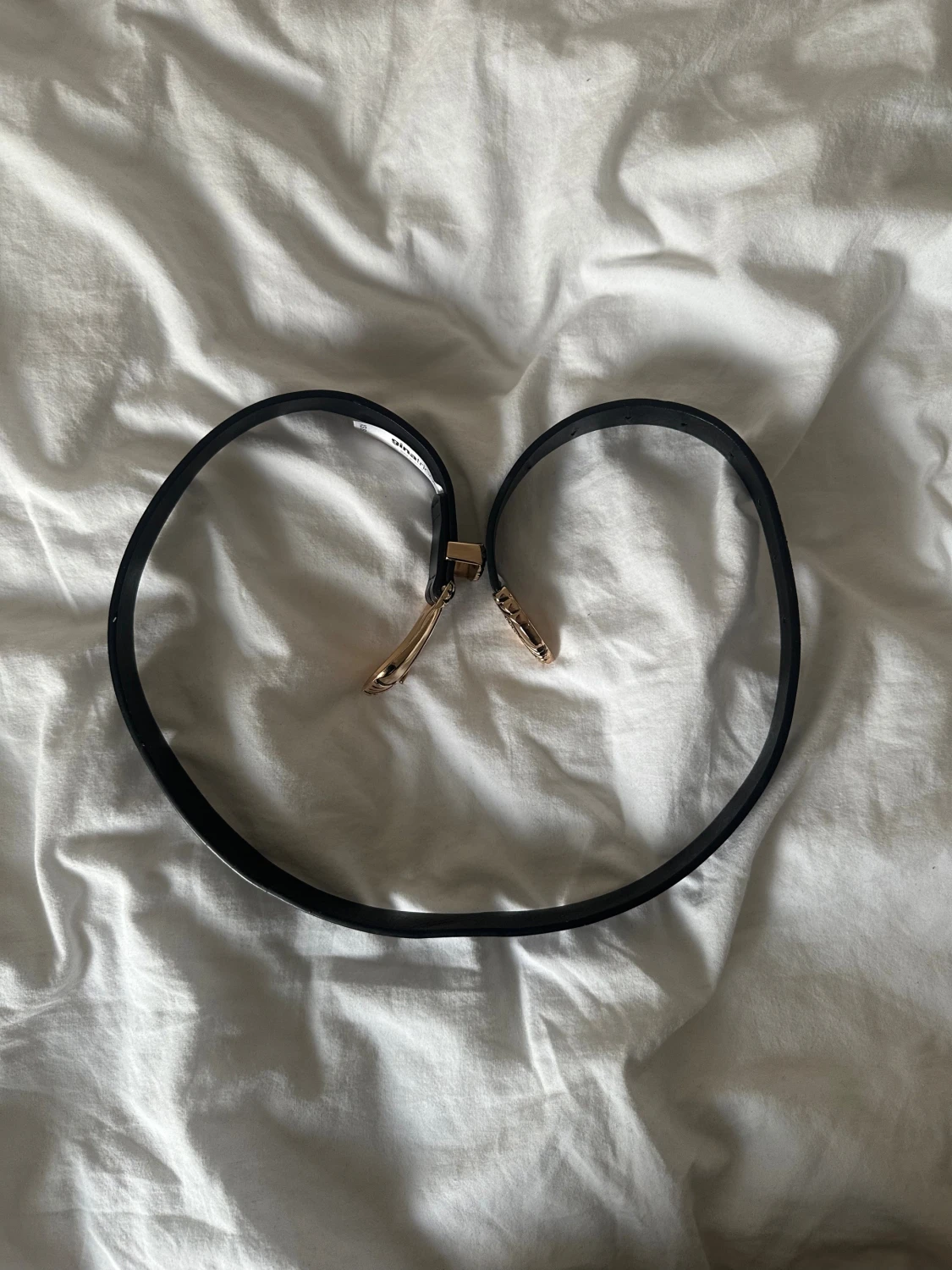 Svart skärp med guldspänne från Gina Tricot - 2