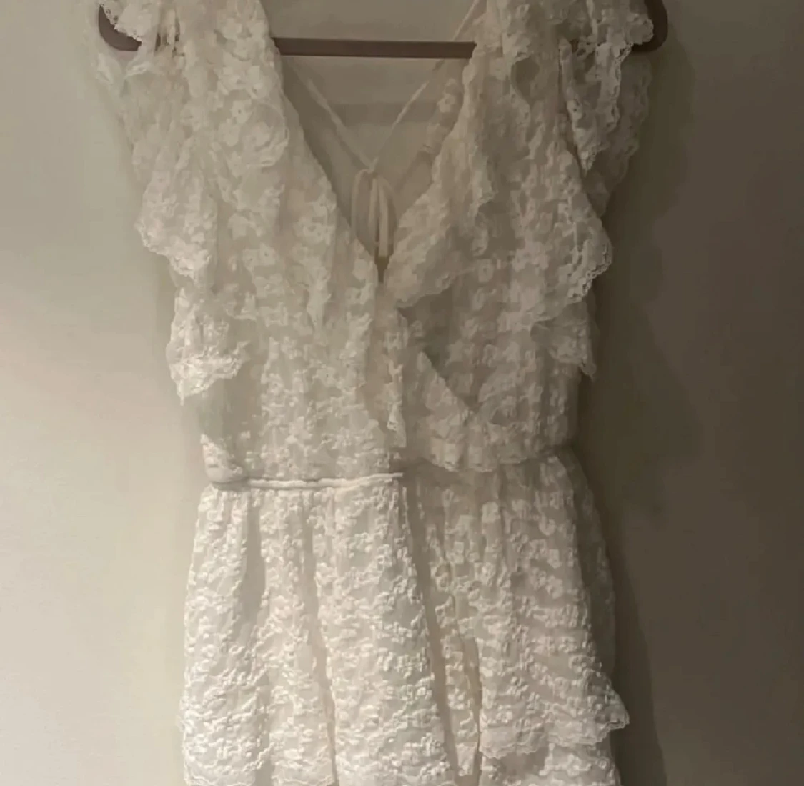 Vit spetsklänning med volanger från Nelly