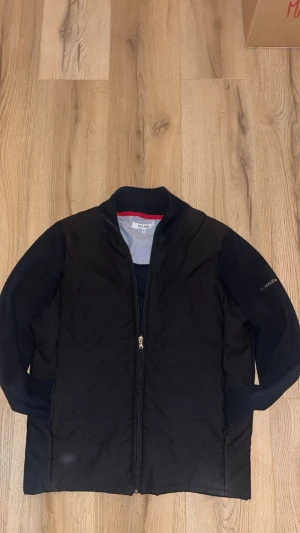 Svart cardigan jacka från Iceland - Svart cardigan jacka från iceland. Ny pris på 900kr storlek M men sitter lika bra på en lite större S priset är inte hugget i sten skriv om bud och frågor !!!!