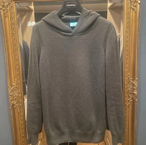 Mörkgrön stickad hoodie La Chemise - Mörkgrön stickad hoodie från La Chemise. Nypris 1300kr. Väldigt stilren och gjord av ett skönt material. Storlek S och passar bra till någon kring 175cm. Skriv vid funderingar.