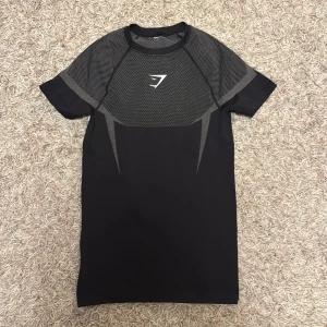 Gymshark Onyx - Eftertraktad limiterad Gymshark Onyx T-shirt. Tröjan är använd en gång och säljs för att den är för liten. Pris kan diskuteras vid snabb affär🤝