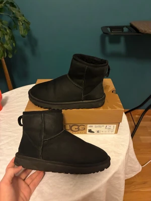 UGG classic mini  - Hej, säljer mina söta och varma UGG classic mini. Dom är sparsamt använda o är därför i fint skick🌸