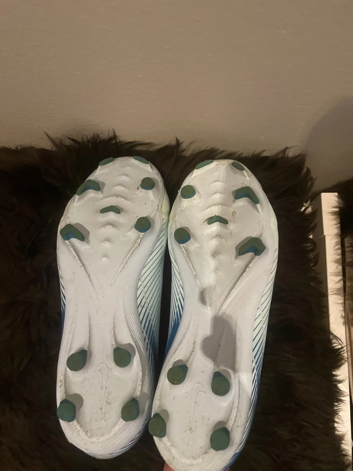 Nike fotbollsskor i vitt och blått - 2