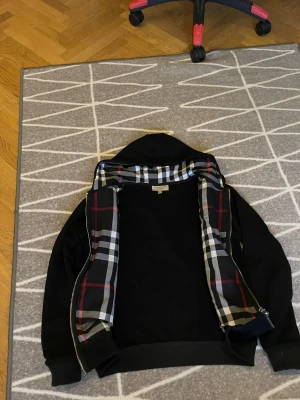 Burberry hoodie  - Svart hoodie från Burberry knappt använd i jätte bra form passar både m o s 