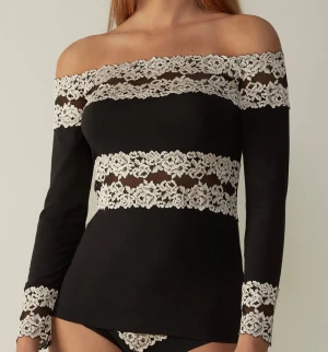 Pretty Flowers tröja - Säljer eller BYTER mot den virala H&M bodyn shape i BRUN! (Storlek S)🤎🤎 denna tröja är så eftertraktad då den inte längre säljs, står ej storlek men passar mig med XS🤗🤗