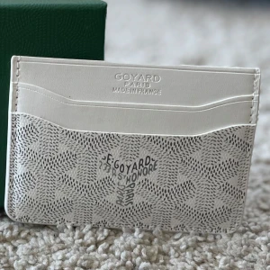 Vit Korthållare Mönstrad - Säljer en stilren vit korthållare med snyggt mönster. Korthållaren har flera fack och är perfekt för dig som vill ha något både snyggt och praktiskt. Helt ny och kommer med originalask.🫡🤝 