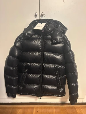 Moncler maya  - - Svart - Storlek: 3/M,L  - Nyskick: 10/10 MED TAGS - Nypris: 18.000 SEK