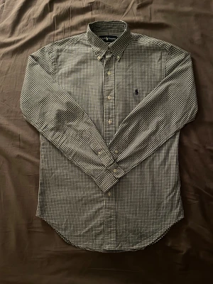 Ralph lauren skjorta  - Skit snygg rutig ralph lauren skjorta i jättefint skick. Storlek S som passar om man 175-185. Priset kan diskuteras.