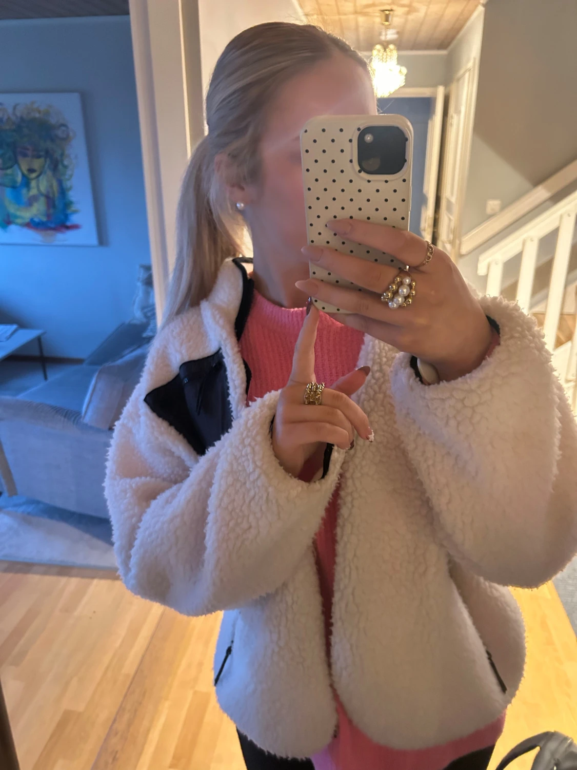 Vit teddyjacka med svarta detaljer