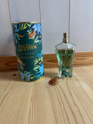 Jean Paul Gaultier Le Beau - Snygg och unik parfym med tropisk design från Jean Paul Gaultier. Flaskan har en cool grön färg och kommer i en färgstark förpackning med Paradise Garden-tema. Perfekt för dig som vill sticka ut och addera lite edge till din stil. De är en 75 ml flaska om de är endast några ml använt 