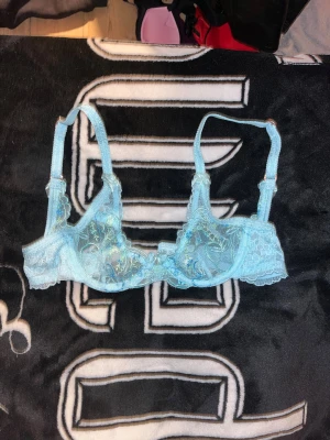 Lounge bh - Fin bh från lounge precis som ny! Endast tvättad och testad. Storlek 60A. Tror nypriset var ca 500kr.