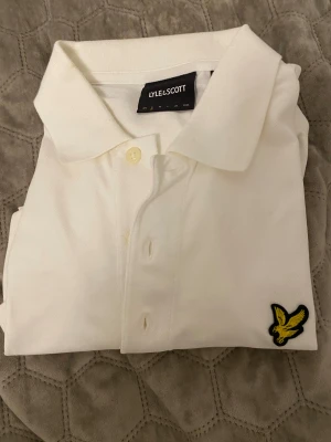 Vit lyle scott skjorta  - Jätte fin lyle scott skjorta, perfekt för fina stunder och perfekt för dig som är stilig och gillar att hålla det klassiskt 