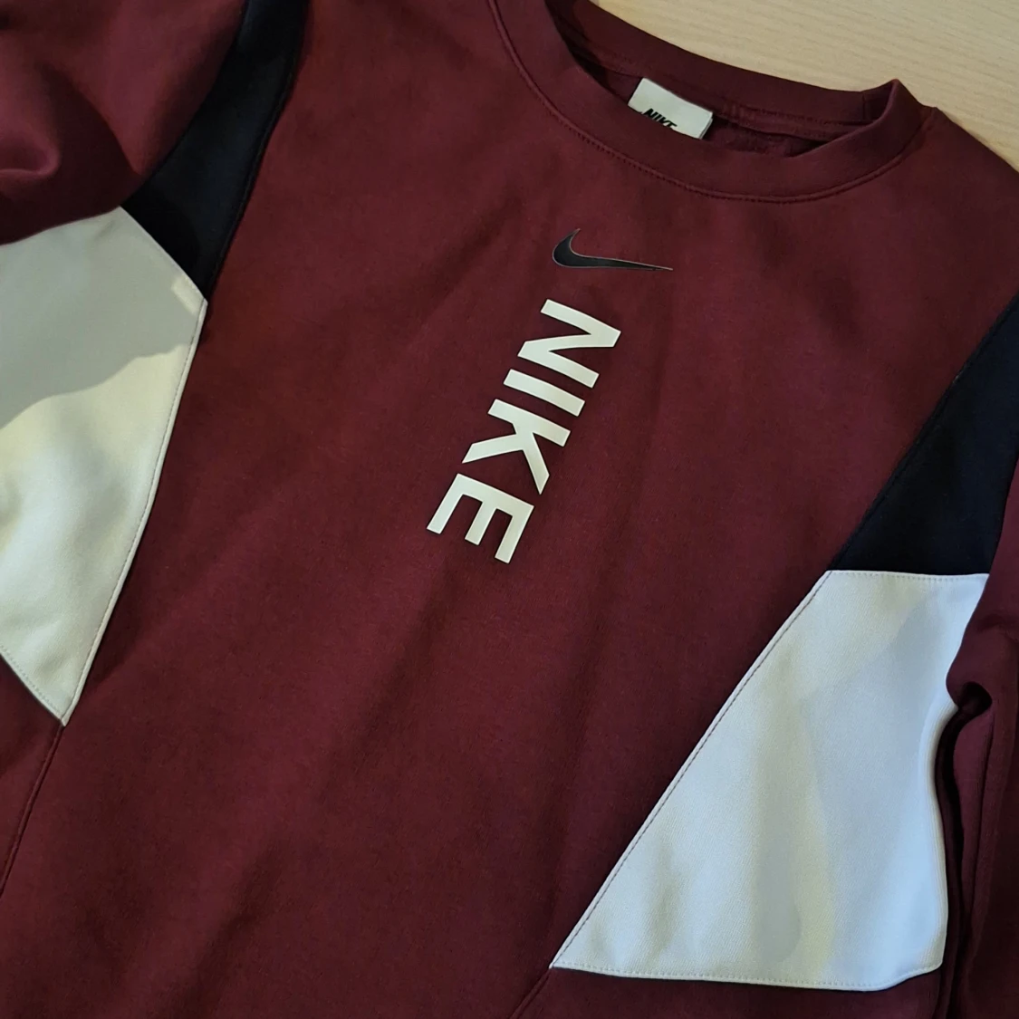 Vinröd Nike sweatshirt med logga stl 158-170 - 1