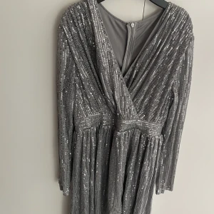 Fest klänning - Glittrig festklänning stl S. Ny/aldrig använd med prislapp kvar