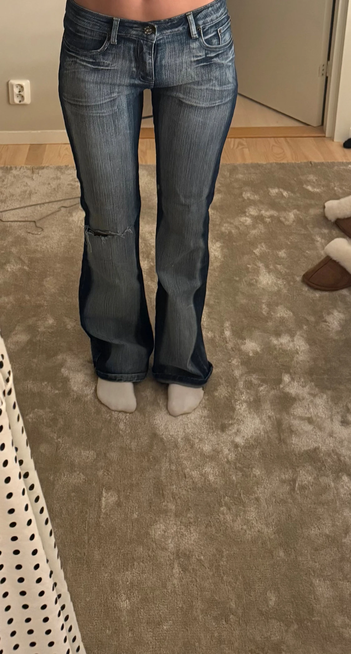 Blå bootcut jeans med broderade fickor