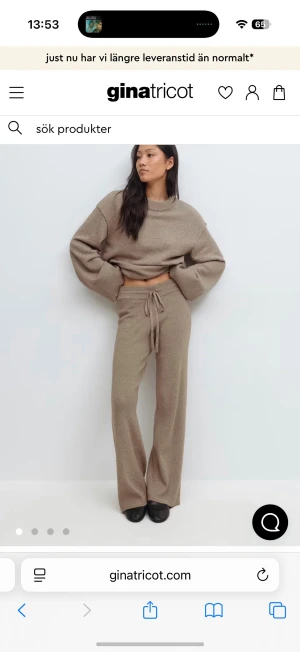 Beige stickat mjukissätt  - Säljer ett beige mjukissätt ifrån Gina. Byxorna är i storlek M och tröjan i storlek S. Köpte för 650 och säljer för 350