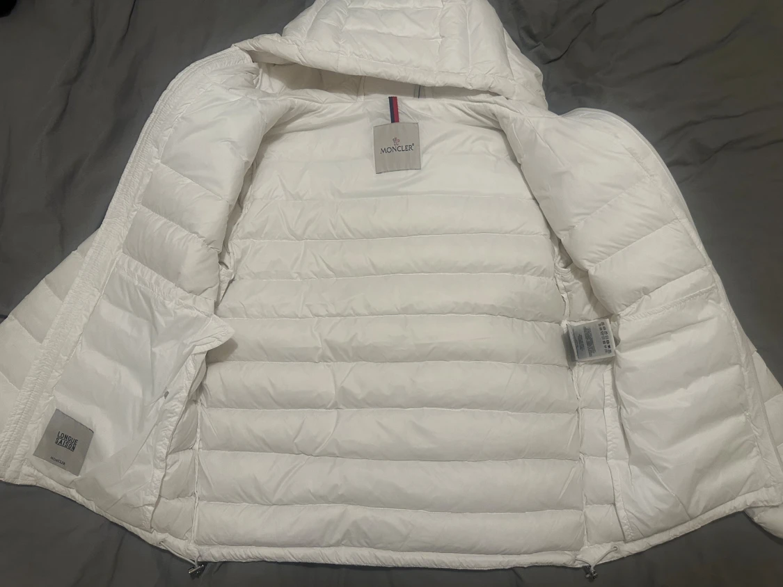 Vit dunjacka från Moncler med huva - 1