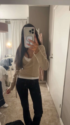 Beige omlott tröja  - Säljer min stickade beiga omlott tröja då den inte kommer till användning.