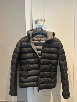 Svart Colmar dunjacka med huva - Snygg svart dunjacka från Colmar i mycket gott skick! Den är endast använd under fåtal tillfällen och har därför inga defekter💞💞Jackan är super snygg och är perfekt för kallare dagar! Passar storlek S!