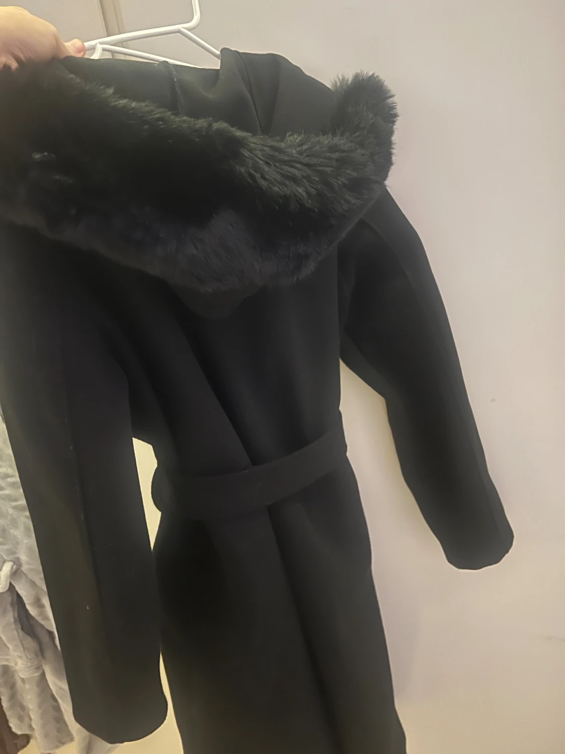 Svart kappa med pälsluva - 2
