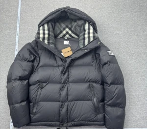 Burberry vinterjacka S,M,L,XL (2025)  - Helt nya burberry vinterjackor (beställningsvara) 7-14 dagars leveranstid bästa kvaliten i marknaden! Perfekt batch 99% identisk till originalet Dm för flera bilder. Beställer så fort jag fått pengarna på kortet!!!       