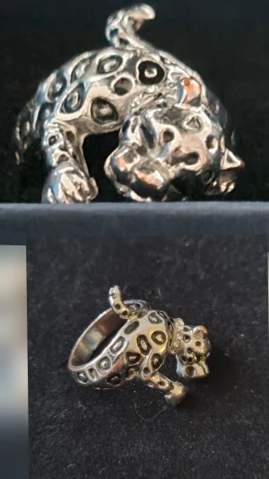 Silvrig leopardring i cool design - Unik ring i form av en leopard, tillverkad i silvrigt metallmaterial. Ringen har detaljerade leopardfläckar och en snygg, tredimensionell form som verkligen sticker ut. Perfekt för dig som gillar djurmotiv och vill ha ett statement piece. Ej silver 