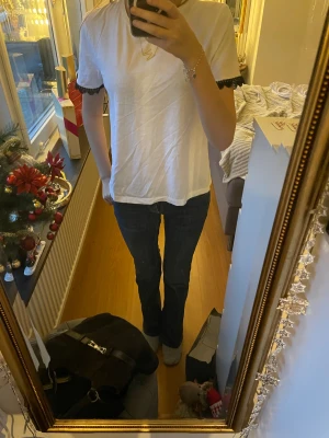 T-chirt med spetts💕 - Säljer en vit t-chirt från Zara med spetts på armen💕Jötte söt till sommaren funkar oxå till vardagen, knappt använd 💕