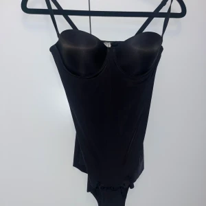 intimissimi body - shaping bodysuit med kupor🖤 laserskuren seamless nertill. jättefint skick!!