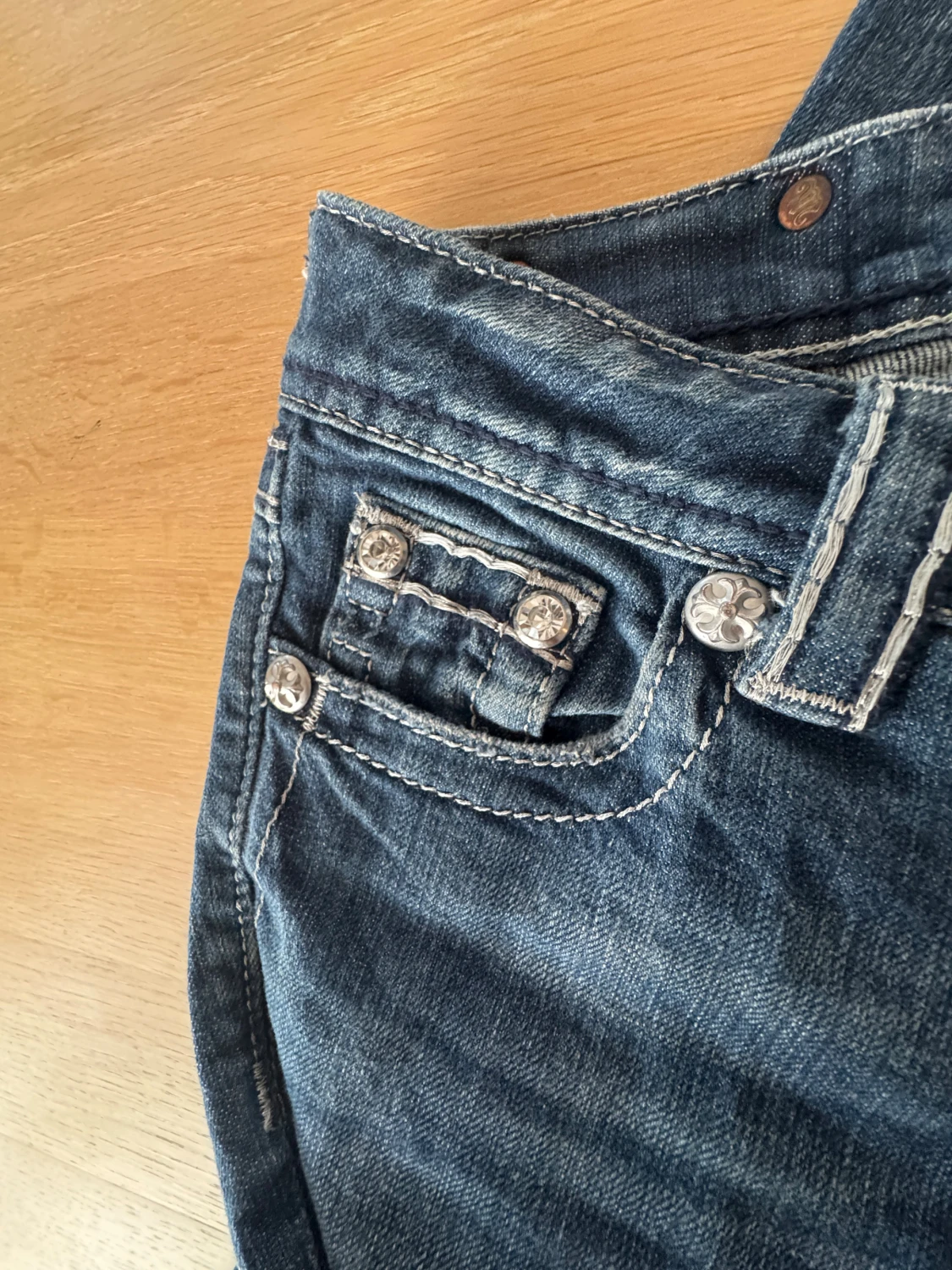 Miss Me jeans med broderad bakficka - 2