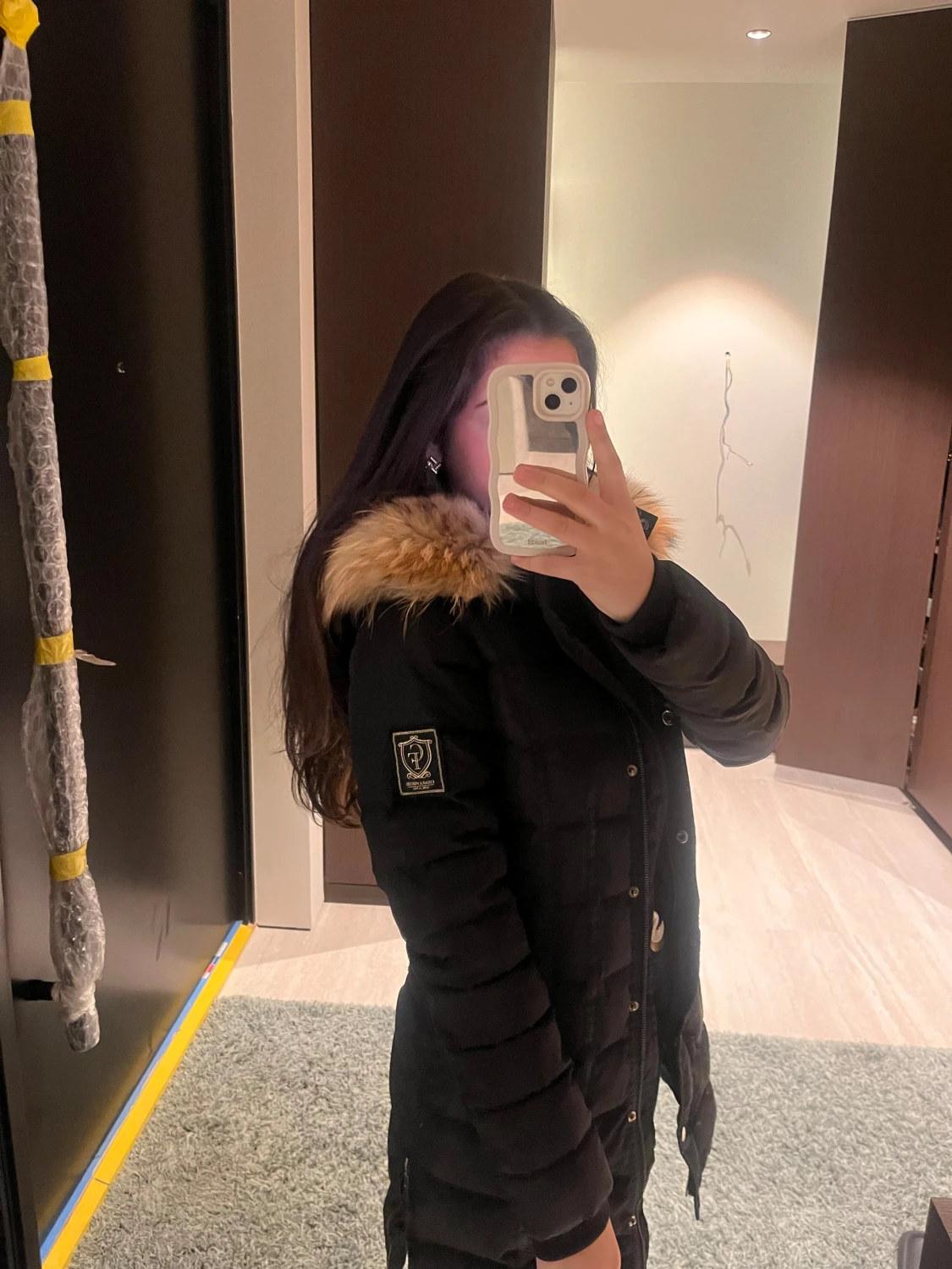 Svart lång dunjacka med päls - 1