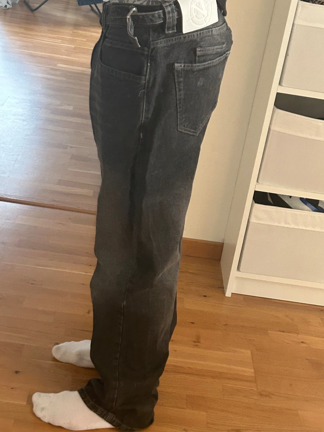 Svarta vicinity jeans med tvättat look - 4